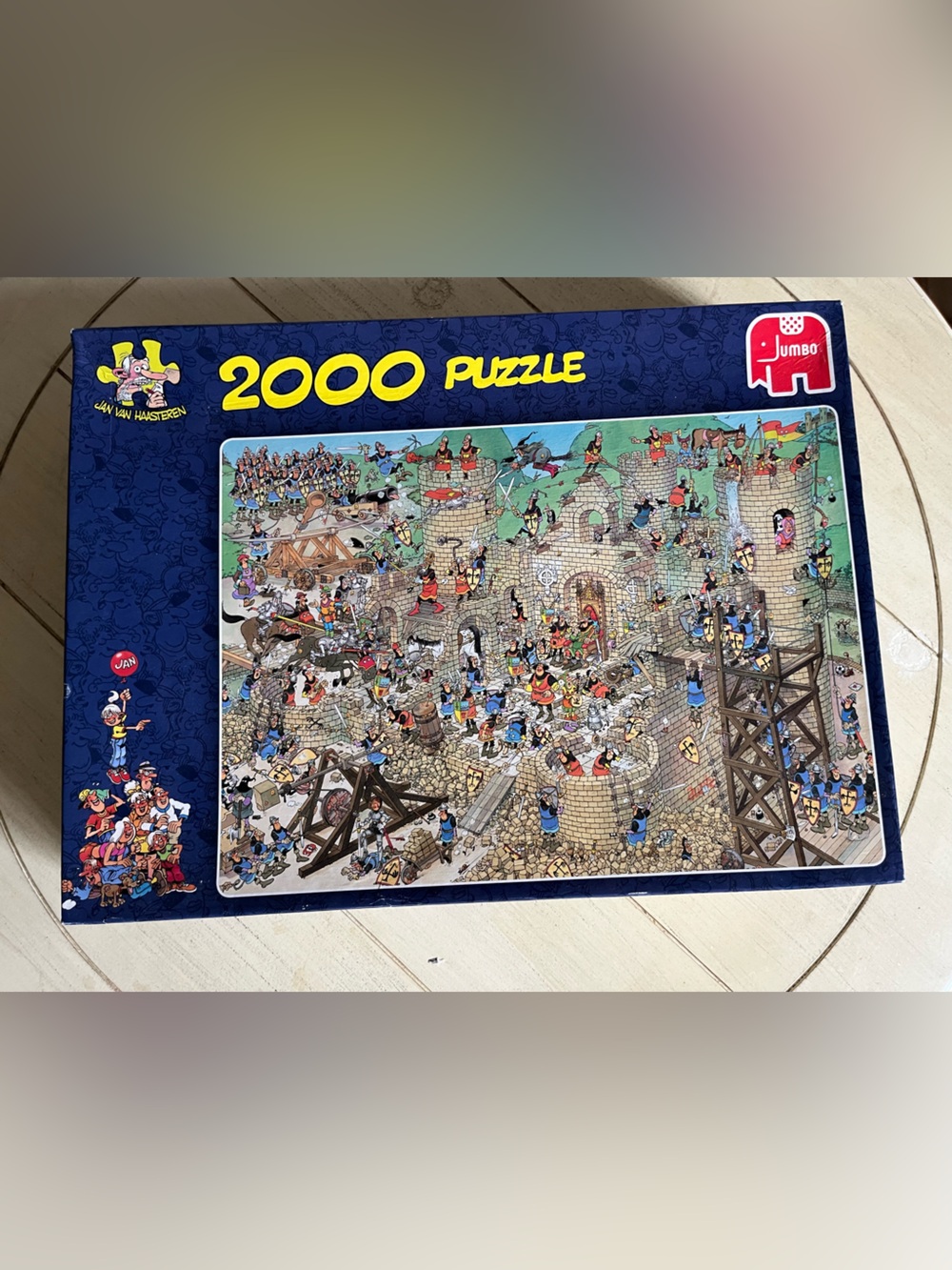 2000-Piece Puzzle in Navy Blue Box — Medieval Scene by